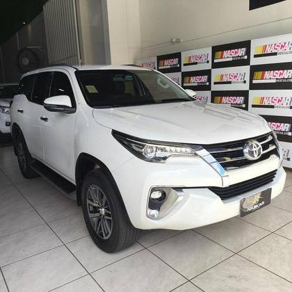 TOYOTA HILUX SW4 2.8 SRX 4X4 7 LUGARES 16V TURBO INTERCOOLER DIESEL 4P AUTOMÁTICO